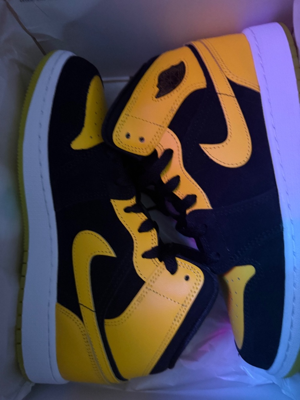 6.5 Youth/ 8 Women’s Jordan 1 Mid